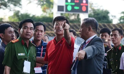 CĐV Hải Phòng xem thường Trưởng ban kỷ luật VFF