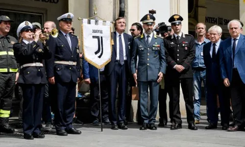 CĐV Juventus chung tay tưởng nhớ nạn nhân vụ đánh bom giả tại Turin năm ngoái