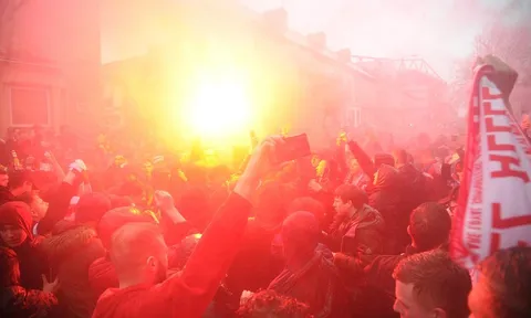 CĐV Liverpool quậy tung, cảnh sát bạo động vào cuộc