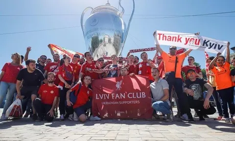 CĐV Liverpool thị uy Real Madrid khi nhuộm đỏ đường phố Kiev