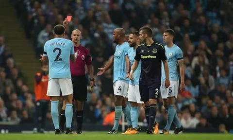 CĐV Man City "sôi máu" sau chiếc thẻ đỏ tai hại của Kyle Walker
