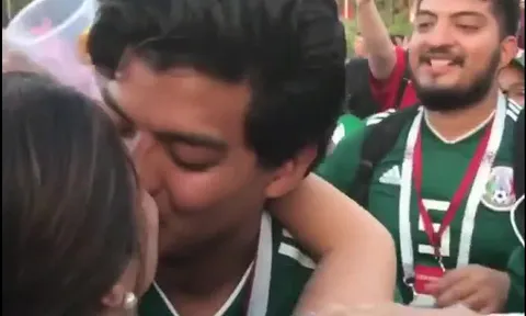 CĐV Mexico cầu hôn bạn gái sau trận thắng lịch sử trước Đức