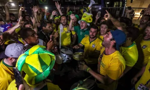 CĐV náo loạn khách sạn của tuyển Brazil lúc nửa đêm