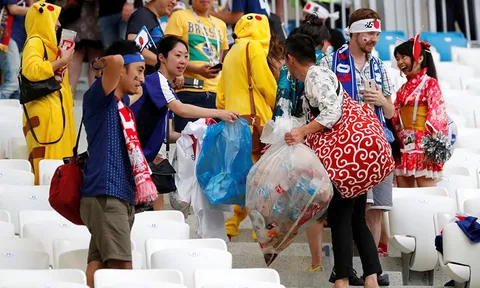CĐV Nhật Bản thu gom rác trên khán đài World Cup 2018