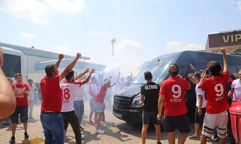 CĐV Thổ Nhĩ Kỳ đốt pháo chào đón Samir Nasri