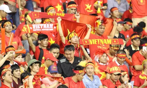 CĐV Việt Nam cháy hết mình trên khán đài sân Selayang