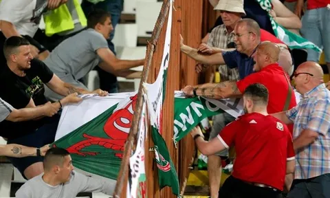 CĐV xứ Wales và Serbia đòi "ăn thua đủ" bất chấp cảnh sát đứng canh
