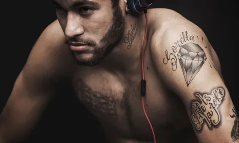 Cha mẹ, em gái, con trai,... Neymar xăm tất lên cơ thể