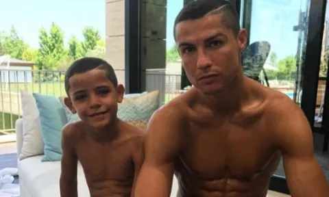 'Cha nào con nấy', Ronaldo khoe tóc đôi với con trai cực chất