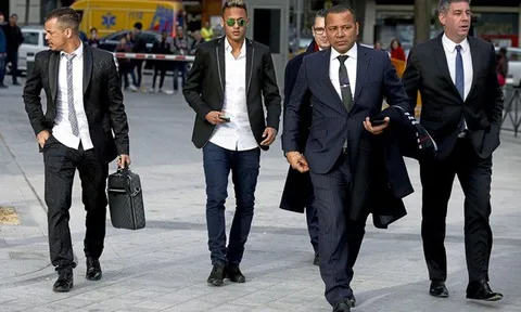 Cha Neymar "đi đêm" với M.U, Chelsea?