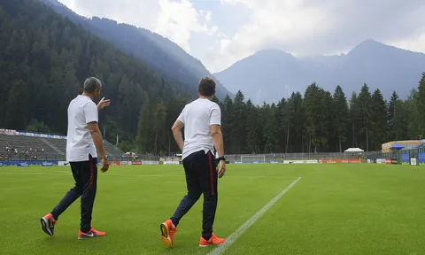 Chán thủ đô, AS Roma kéo nhau lên 'núi' tập luyện