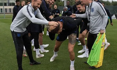 Chạy thua cả Ashley Young, Kyle Walker bị dàn sao tuyển Anh xúm vào "phạt"