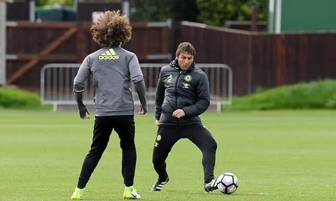 Chùm ảnh: Conte xỏ giày ra sân cùng học trò quyết đấu Man Utd