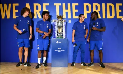 Chelsea hân hoan khoe cúp tại Bắc Kinh