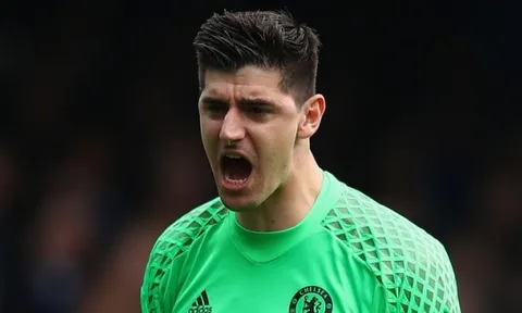 Chelsea sẵn sàng bán Courtois và rước Alisson về thay thế