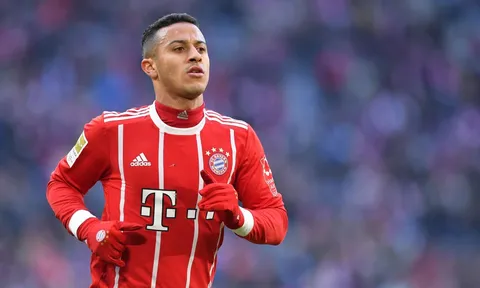 Chelsea và Manchester United tranh giành tiền vệ Bayern Munich