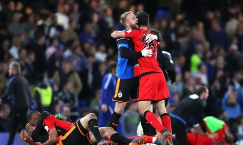 Tottenham thoát cửa tử, Chelsea vùng vẫy trong tuyệt vọng