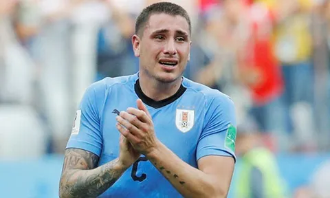 Chỉ trích ngôi sao "mau nước mắt" của Uruguay, huyền thoại Man United bị ném đá tơi bời