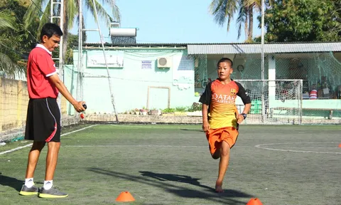 Giấc mơ thoát nghèo từ bóng đá của cậu bé vùng cao!