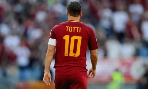 Chiếc áo cuối cùng của Totti không còn ở Trái đất