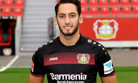 Chính thức: Calhanoglu gia nhập AC Milan
