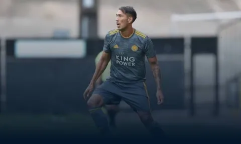 CHÍNH THỨC: Leicester chia tay nhà vô địch 'địa chấn'