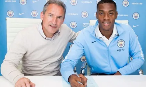 Chính thức: Man City ký hợp đồng 4 năm với trung vệ người Anh