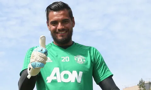CHÍNH THỨC: Man Utd 'trói chân' thành công trụ cột
