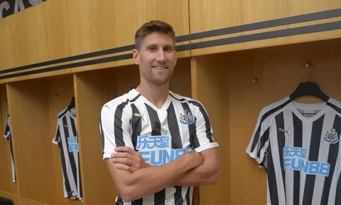 CHÍNH THỨC: 'Hút máu' Swansea, Newcastle đón tân binh thứ 7