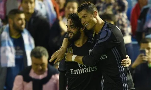 "Chơi bóng với Ronaldo dễ ợt!"