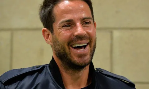 Chơi cực hay, Pogba vẫn bị Jamie Redknapp loại khỏi đội hình hay nhất vòng 1