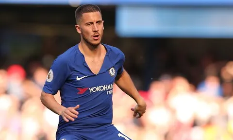 'Chơi nổi', Hazard mặc áo xẻ cổ trong trận gặp Liverpool