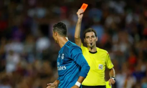 "Chơi với 12 cầu thủ, Barca cũng thua Real"