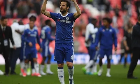 Chống đối Conte, Fabregas trả giá đắt?