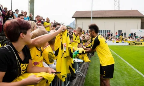 Chốt xong tương lai, Aubameyang tươi cười chào NHM Dortmund