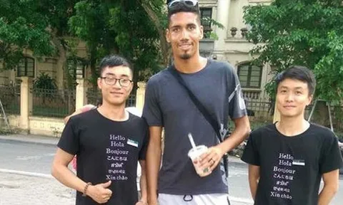 Chris Smalling đá cầu tại Việt Nam, fan thế giới phục sát đất
