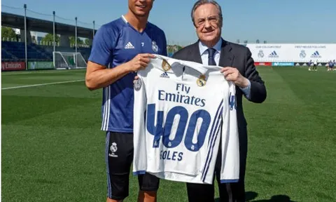 Chủ tịch Perez đích thân trao quà cho Ronaldo trên sân tập