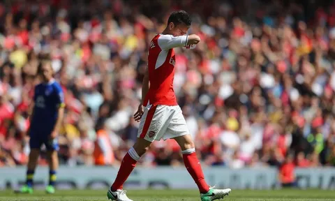 Chưa đá Arsenal đã lo khủng hoảng hậu vệ