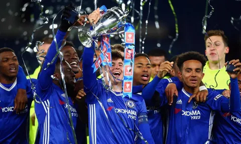 Chưa đầy một ngày, Chelsea đón 'song hỷ lâm môn'