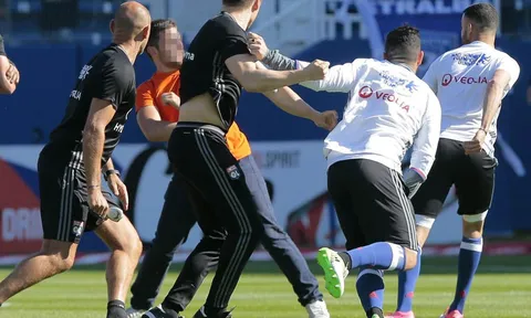 Chùm ảnh: Cầu thủ Lyon quá sốc khi bị CĐV Bastia tấn công