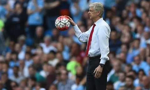 Chùm ảnh: CĐV Arsenal 'rôm rả' hiến kế thay Arsene Wenger
