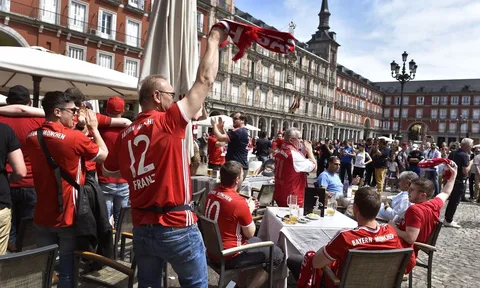 Chùm ảnh: CĐV Bayern Munich "náo loạn" đường phố Madrid