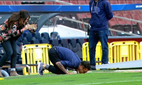 Chùm ảnh: Dani Alves "hôn" Camp Nou ngày về