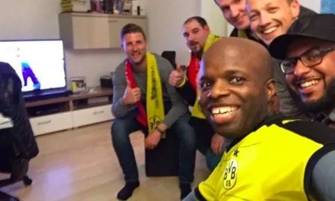 Chùm ảnh: Thủ tướng Đức dự khán, CĐV Dortmund và Monaco hát YNWA