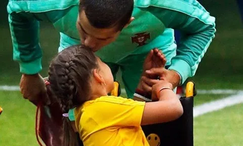 Chùm ảnh: Ronaldo và nụ hôn nhân hậu sưởi ấm trái tim cô bé khuyết tật