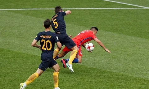 Chùm ảnh: Sanchez 'ăn vạ' không thành, Chile vất vả cầm hòa Australia