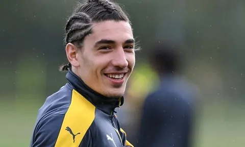 Chùm ảnh: 'Tá hỏa' với kiểu tóc mới của Bellerin