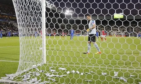 Chùm ảnh: Toàn cảnh Donnarumma 'ngộp' trong biển tiền từ fan Milan