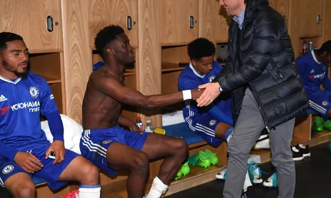 Chùm ảnh: Vô địch FA, Conte vào tận phòng thay đồ chung vui với sao trẻ Chelsea