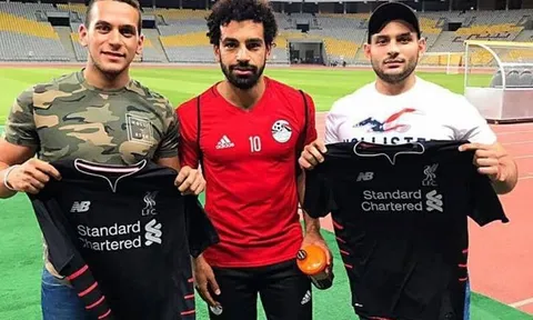 Chụp ảnh với áo Liverpool, Salah đã chốt tương lai?